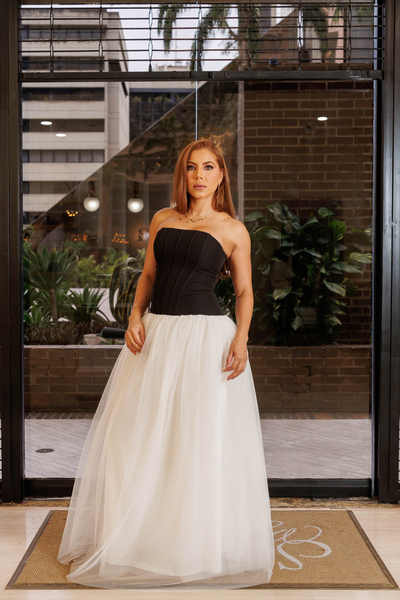 VESTIDO DE ESTRAPLE Y TUL